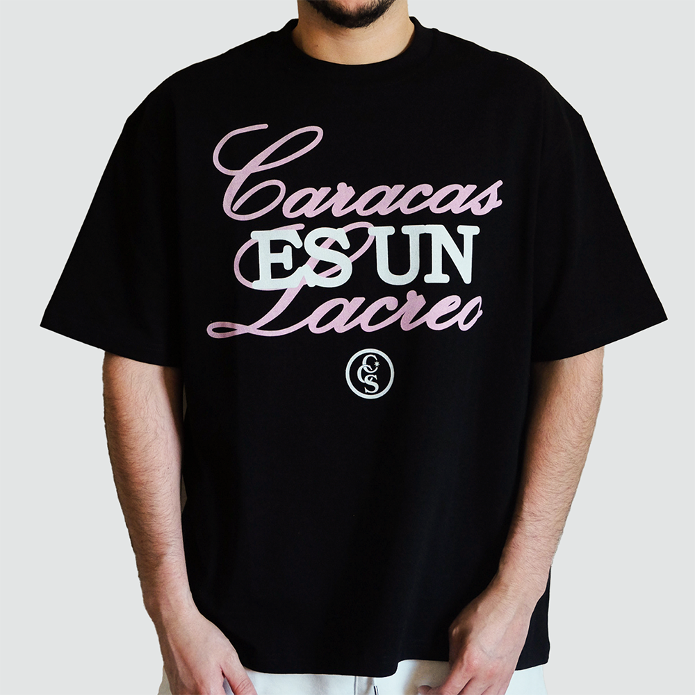 Un modelo llevando la camiseta negra «Caracas Es Un Lacreo» de Caracas Merch